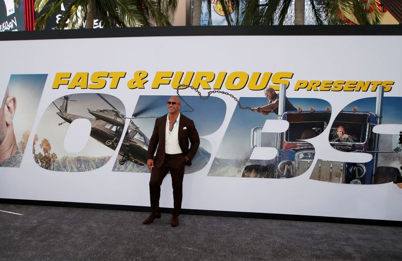 &copy; Reuters. FOTO DE ARCHIVO: El actor y productor Dwayne Johnson posa durante el estreno de "Fast & Furious Presents: Hobbs & Shaw" en Los Ángeles, estado de California, Estados Unidos, el 13 de julio de 2019. REUTERS/Mario Anzuoni