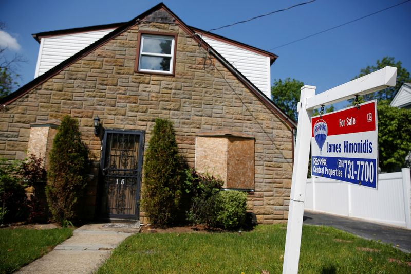 &copy; Reuters. FILE PHOTO: A 'for sale' is seen outside a single family house in Garden City, New York, U.S. on May 23, 2016.  REUTERS/Shannon Stapleton