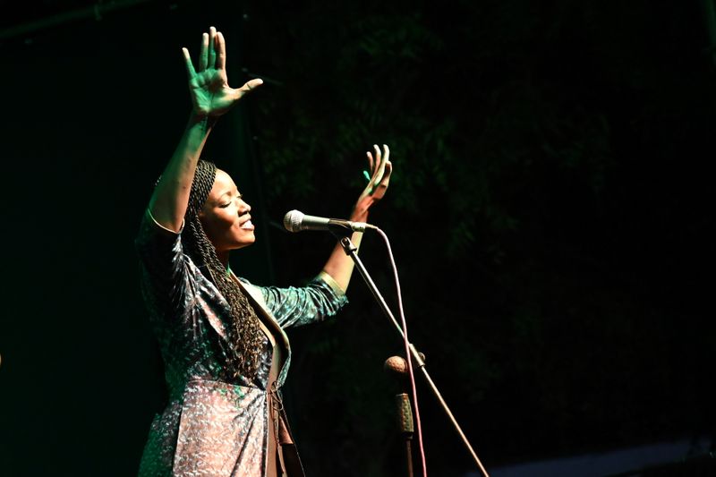 &copy; Reuters. Cantora Awa Ly se apresenta durante festival de jazz de Saint Louis, no Senegal
18/062021 REUTERS/Cooper Inveen