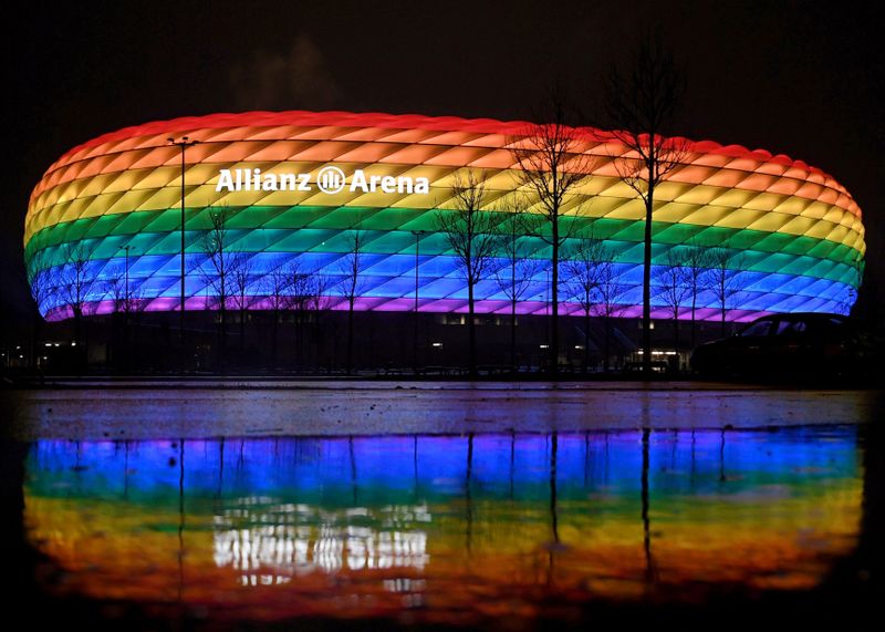 &copy; Reuters. Bayern de Munique x TSG 1899 Hoffenheim - Allianz Arena, Munique, Alemanha - Visão de fora do estádio com as cores do arco-íris após partida
30/01/2021 Pool via REUTERS/Andreas Gebert