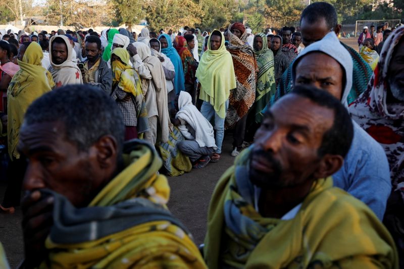 &copy; Reuters. نازحون يصطفون للحصول على مساعدات غذائية أمام مدرسة ابتدائية تحولت إلى مركز إيواء مؤقت في شيرا  في إقليم تيجراي بإثيوبيا يوم 15 مارس آذار 2021. ت