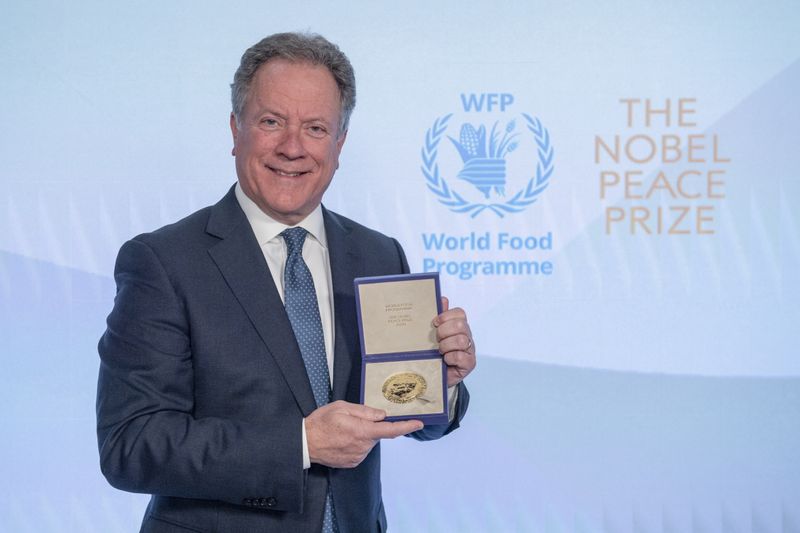 &copy; Reuters. ديفيد بيزلي المدير التنفيذي لبرنامج الأغذية العالمي التابع للأمم المتحدة في صورة بعد حصوله على جائزة نوبل للسلام في روما عاصمة إيطاليا يوم 