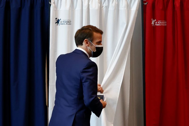 &copy; Reuters. الرئيس الفرنسي إيمانويل ماكرون يدلي بصوته في الانتخابات البلدية في العاصمة باريس يوم 20 يونيو 2021. تصوير: كريستيان هارتمان - رويترز.