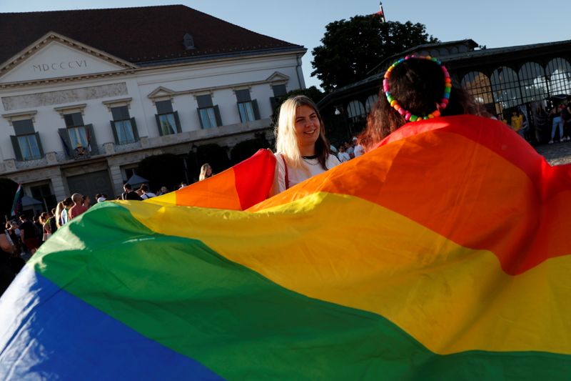 &copy; Reuters. Des manifestants protestent contre la loi interdisant les contenus LGBTQ dans les écoles et les médias, à Budapest. Treize Etats membres de l'Union européenne, parmi lesquels Allemagne, France, Irlande, Pays-Bas, ont condamné mardi dans une déclarat