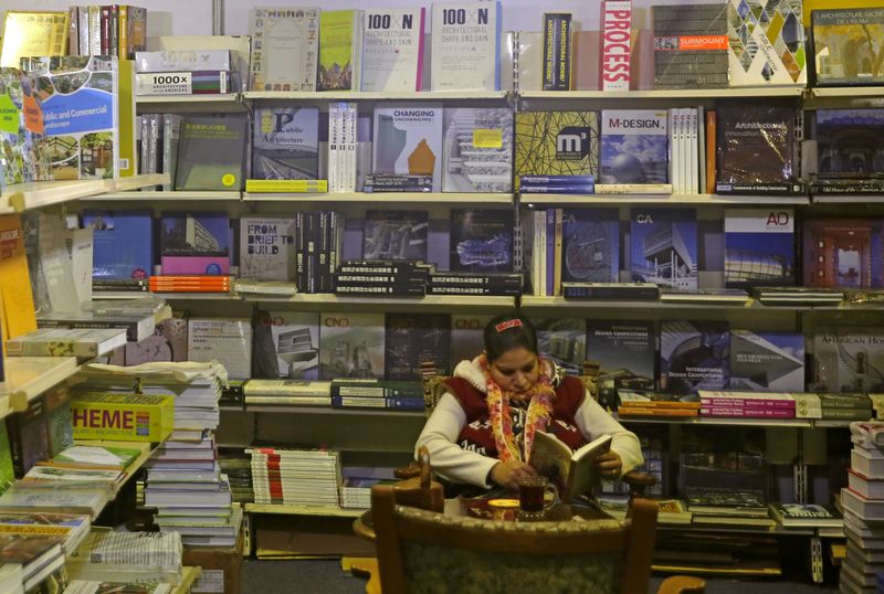 &copy; Reuters. امرأة تطالع كتابا في جناح بمرض القاهرة الدولي للكتاب. صورة من أرشيف رويترز.