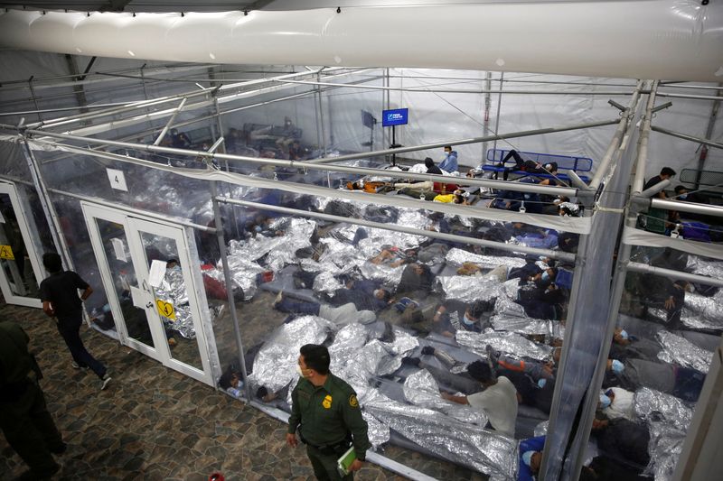 &copy; Reuters. أطفال مهاجرون يرقدون في عنبر في منشأة احتجاز تابعة لوزارة الأمن الداخلي في دونا بولاية تكساس الأمريكية يوم 30 مارس آذار 2021. صورة لرويترز من م