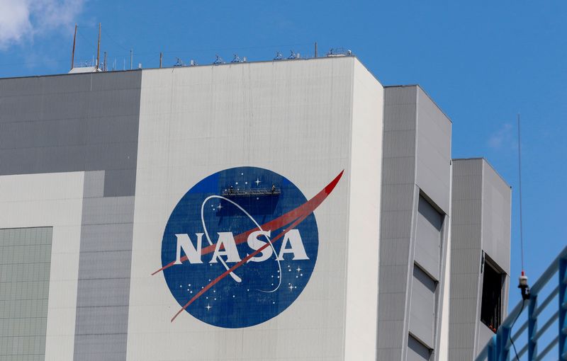 &copy; Reuters. Lavado del logo de la NASA en el Vehicle Assembly Building, Cabo Cañaveral, EEUU, 19 mayo 2020.
REUTERS/Joe Skipper