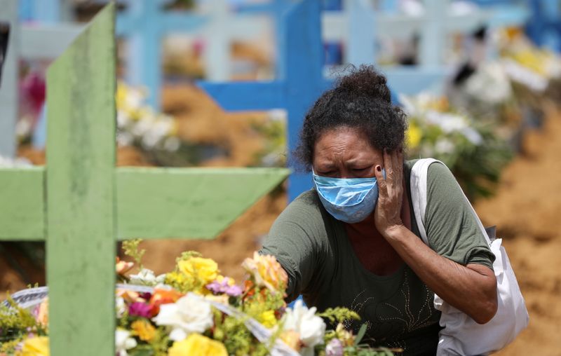 &copy; Reuters. FOTO DE ARCHIVO-Valcenir Alves Ferreira, de 53 años, reacciona durante el entierro de su tía Vacilda Pereira Queiroz, de 73 años, fallecida a causa de la enfermedad del coronavirus (COVID-19) en el hospital 28 de Agosto, en el cementerio Parque Taruma 