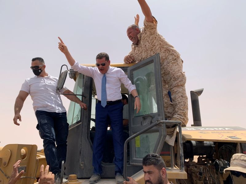 &copy; Reuters. عبد الحميد الدبيبة رئيس الوزراء الليبي يشارك في إعادة فتح طريق يربط بين غرب ليبي وشرقها يوم 20 يونيو حزيران 2021. تصوير: أيمن الساحلي - رويترز.