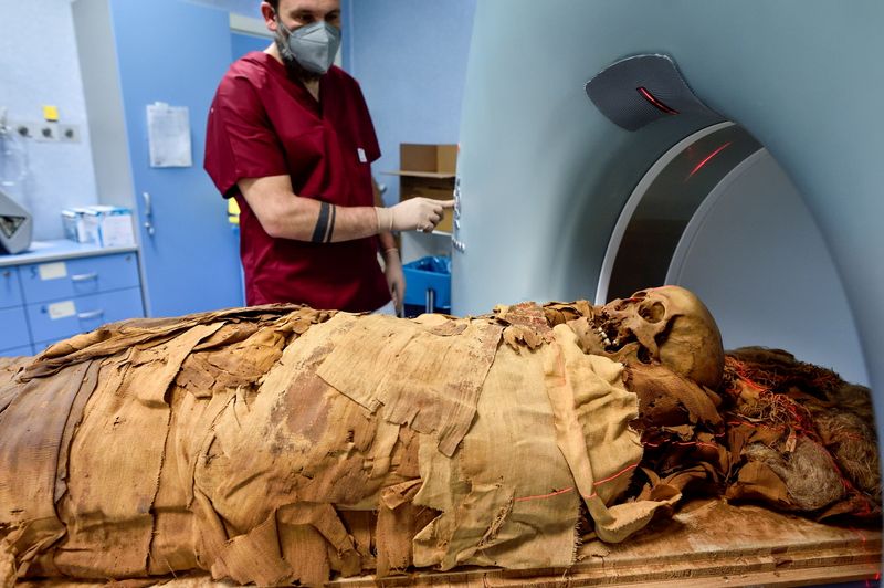 &copy; Reuters. Egito antigo se encontrou com a tecnologia médica moderna quando uma múmia foi submetida a uma tomografia em um hospital da Itália
21/06/2021
REUTERS/Flavio Lo Scalzo