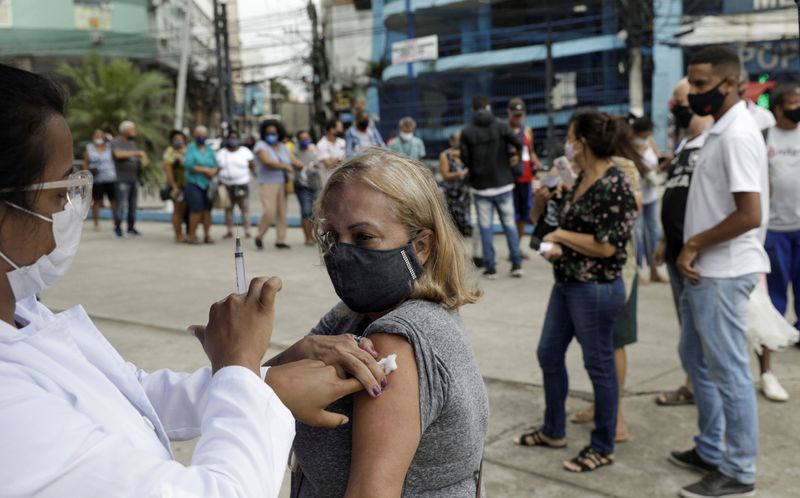 &copy; Reuters. Mulher recebe dose da vacina da AstraZeneca contra Covid-19, em Duque de Caxias (RJ)
21/04/2021
REUTERS/Ricardo Moraes