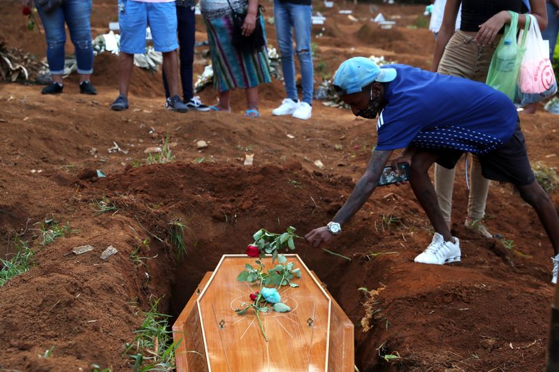 &copy; Reuters. Enterro de vítima da Covid-19 no cemitério da Vila Formosa, em São Paulo (SP) 
23/03/2021
REUTERS/Amanda Perobelli