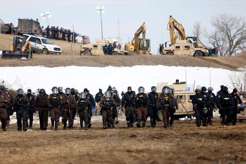 &copy; Reuters. FILE PHOTO: Law enforcement officers advance into the main opposition camp against the Dakota Access oil pipeline near Cannon Ball, North Dakota, U.S., February 23, 2017. REUTERS/Terray Sylvester/File Photo