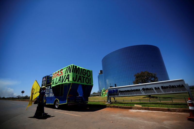 &copy; Reuters. Ato em apoio à Lava Jato em frente ao edifício da PGR em Brasília
06/09/2020
REUTERS/Adriano Machado