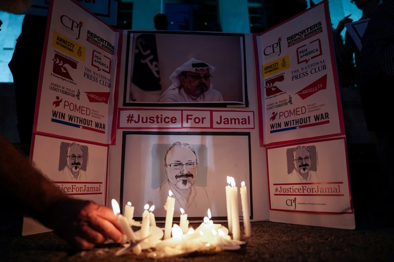 &copy; Reuters. FOTO DE ARCHIVO: El Comité para la Protección de Periodistas y otros activistas por la libertad de prensa celebran una vigilia con velas frente a la embajada saudí para conmemorar el aniversario del asesinato del periodista Jamal Khashoggi en el consul