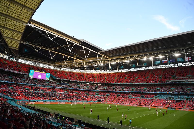 &copy; Reuters. 　ロンドンのウェンブリー競技場で行われるサッカーの欧州選手権（ユーロ）準決勝と決勝で、６万人超の観客動員が可能となる。英国政府が２２日に発表した。代表撮影（２０２１年　ロ