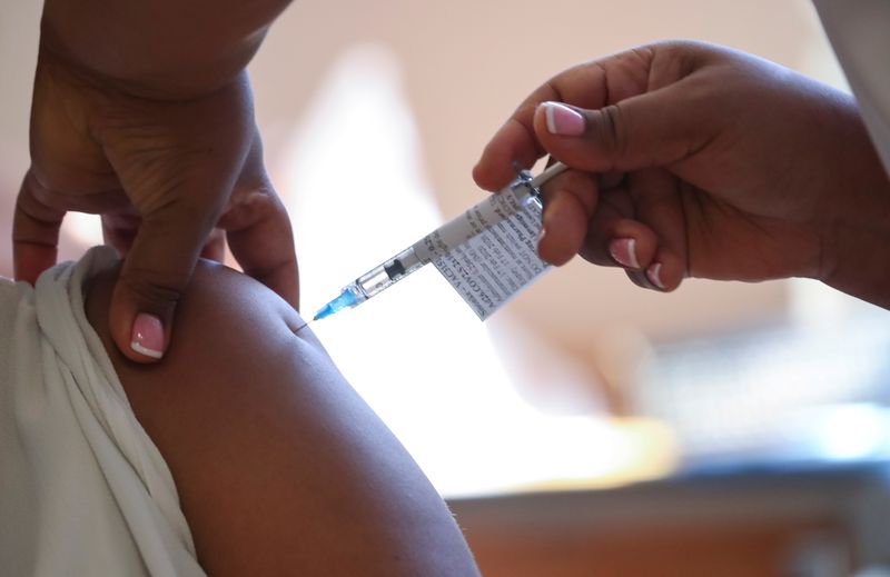 &copy; Reuters. FOTO DE ARCHIVO: Un trabajador sanitario recibe la vacuna de Johnson and Johnson contra la COVID-19 en un hospital cerca de Ciudad del Cabo, Sudáfrica, el 17 de febrero de 2021. REUTERS/Mike Hutchings