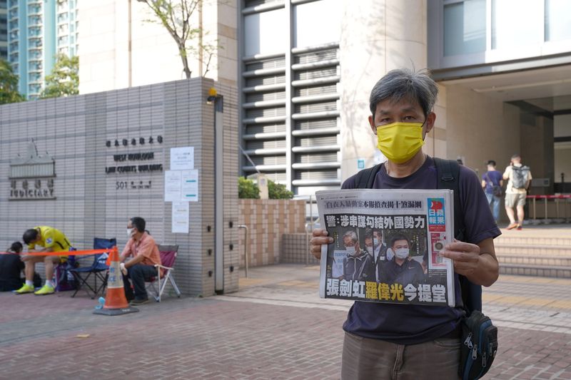 &copy; Reuters. La police a arrêté mercredi un chroniqueur du journal hongkongais pro-démocratie Apple Daily pour "collusion présumée avec un pays étranger" en vertu de la loi sur la sécurité nationale. /Photo prise le 19 juin 2021/REUTERS/Lam Yik