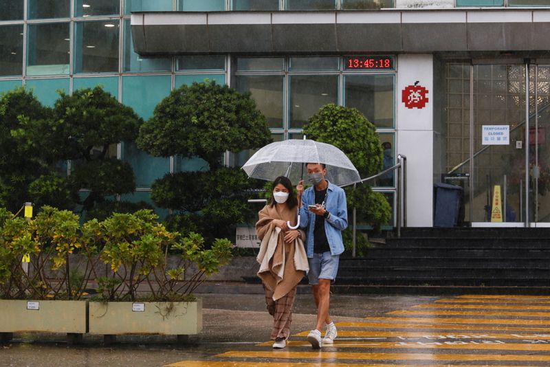 &copy; Reuters. Employees walk at the Apple Daily and Next Digital’s headquarters in Hong Kong, China June 23, 2021. REUTERS/Tyrone Siu