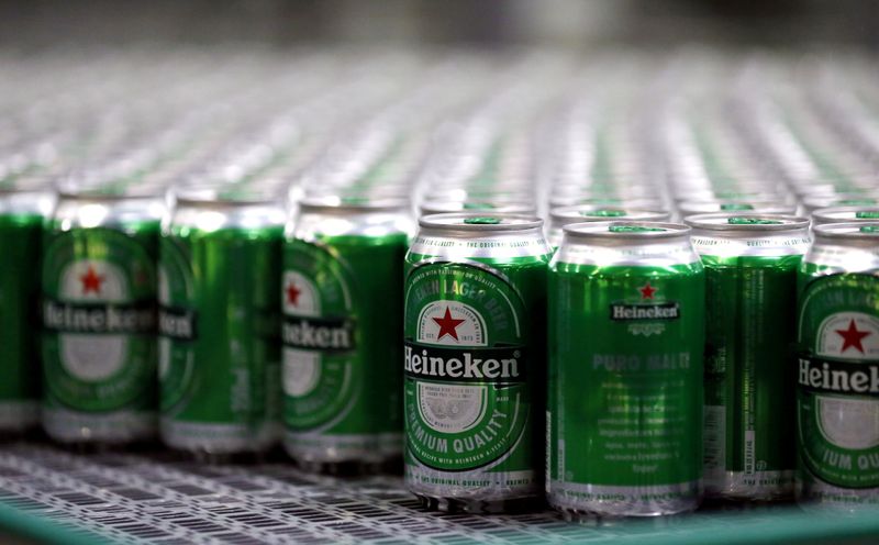 &copy; Reuters. FILE PHOTO: Heineken beers are seen on a production line at the Heineken brewery in Jacarei, Brazil June 12, 2018. REUTERS/Paulo Whitaker/File Photo