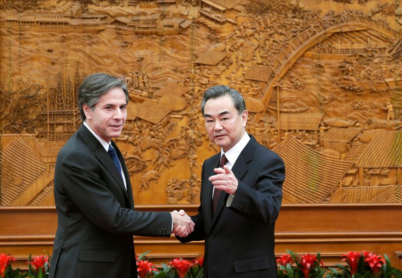 &copy; Reuters. Les États-Unis et la Chine discutent d'une éventuelle rencontre entre le secrétaire d'État américain Antony Blinken (en photo à gauche) et le ministre chinois des Affaires étrangères Wang Yi (en photo à droite) lors de la réunion du G20 qui se t