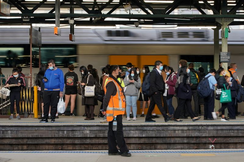 © Reuters. Commuters wear protective face masks on a train platform at Central Station following the implementation of new public health regulations from the state of New South Wales, as the city grapples with an outbreak of the coronavirus disease (COVID-19) in Sydney, Australia, June 23, 2021.  REUTERS/Loren Elliott
