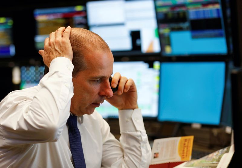 &copy; Reuters. Les principales Bourses européennes sont en baisse mercredi en fin de matinée. À Paris, l'indice CAC 40 perd 0,59% vers 09h25 GMT. À Francfort, le Dax recule de 0,64% et à Londres, le FTSE est stable. /Photo d'archives/REUTERS/Ralph Orlowski