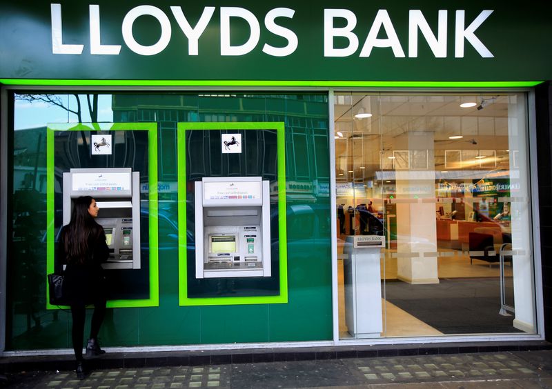 &copy; Reuters. FILE PHOTO: A cash machine at a Lloyds Bank branch in central London, Britain February 25, 2016. REUTERS/Paul Hackett