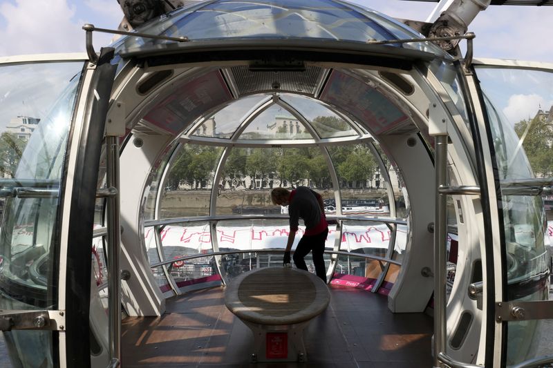 © Reuters. FILE PHOTO: A worker cleans the interior of the London Eye' capsule as the attraction reopens while coronavirus disease (COVID-19) restrictions continue to ease in London, Britain, May 17, 2021. REUTERS/Tom Nicholson