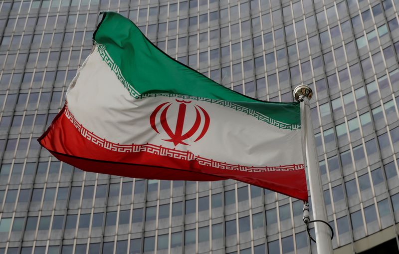 © Reuters. العلم الإيراني أمام مقر الوكالة الدولية للطاقة الذرية في فيينا بصورة من أرشيف رويترز.