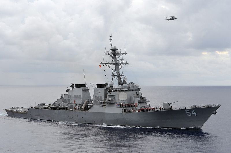 &copy; Reuters. FOTO DE ARCHIVO: El destructor de misiles guiados de la Marina de Estados Unidos USS Curtis Wilbur patrulla en el Mar de Filipinas en esta foto de archivo del 15 de agosto de 2013.  REUTERS/U.S. Navy/Declan Barnes