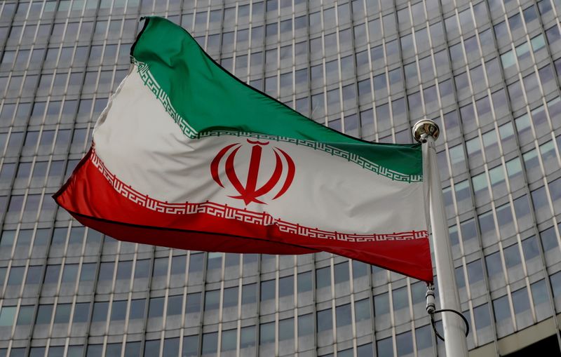 &copy; Reuters. FOTO DE ARCHIVO: Una bandera iraní ondea frente a la sede del Organismo Internacional de Energía Atómica (OIEA) en Viena, Austria