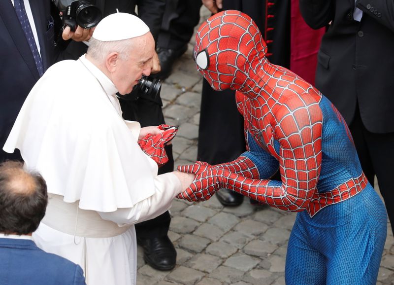 &copy; Reuters. البابا فرنسيس يلتقي رجلا يرتدي زي سبايدرمان في الفاتيكان يوم الأربعاء. تصوير: ريمو كاسيلي - رويترز