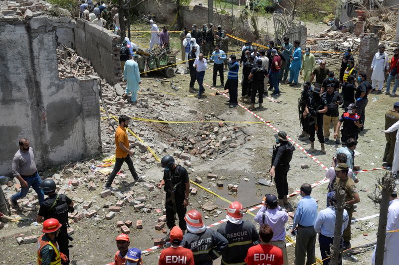 © Reuters. ضباط شرطة وعمال انقاذ في الموقع بعد انفجار في منطقة سكنية في لاهور يوم الأربعاء. تصوير: محسن رضا - رويترز