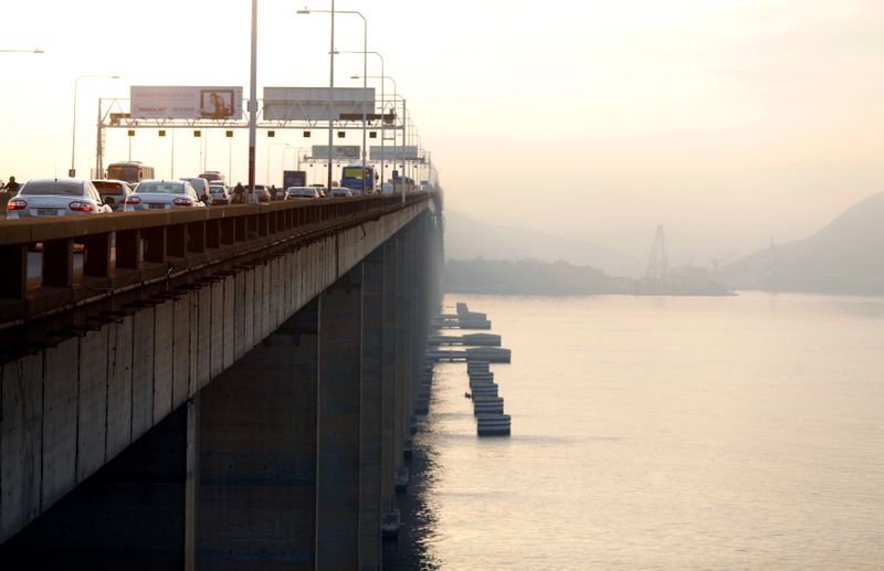 © Reuters. Veículos na ponte Rio-Niterói, de concessão Ecorodovias 
18/03/2015
REUTERS/Ricardo Moraes 