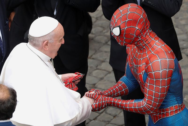 &copy; Reuters. El Papa Francisco saluda a una persona vestida como Spider-Man después de la audiencia general, en medio de la pandemia de COVID-19, el 23 de junio de 2021. REUTERS/Remo Casilli