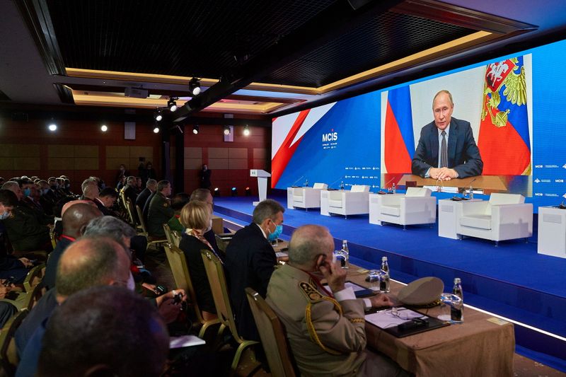 &copy; Reuters. Los asistentes a una conferencia de seguridad en Rusia escuchan al presidente Vladimir Putin en una videoconferencia. Junio 23, 2021. Alexey Ereshko/Ministerio de Defensa de la Federación Rusa/Handout via REUTERS. FOTO DE ARCHIVO. ATENCIÓN EDITORES: EST