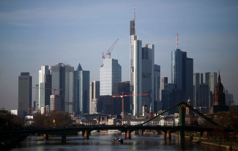 &copy; Reuters. El distrito bancario con la sede del segundo mayor banco de negocios de Alemania, Commerzbank AG (edificio más alto, en el centro) se ve desde un puente en Fráncfort