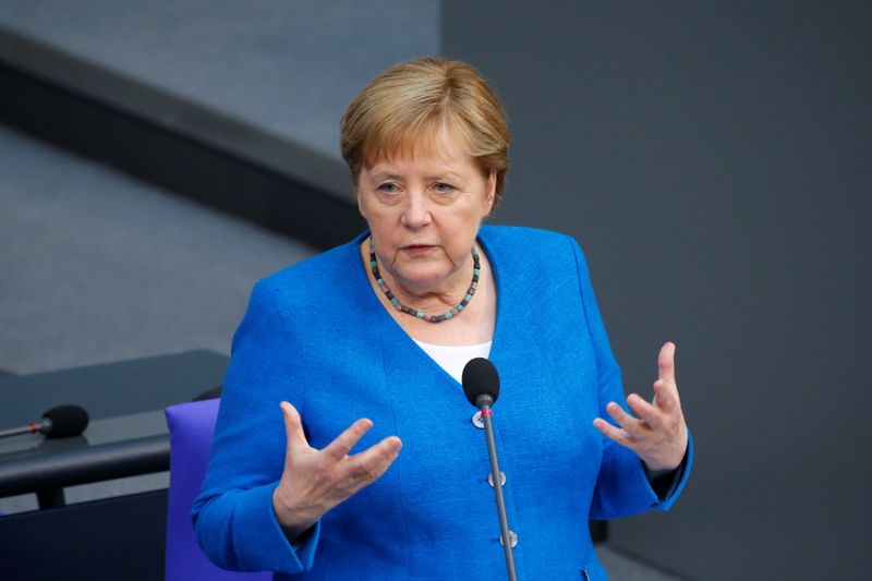 &copy; Reuters. المستشارة الألمانية آنجيلا ميركل تلقي كلمة في نواب البرلمان في برلين يوم الأربعاء. صورة لرويترز.