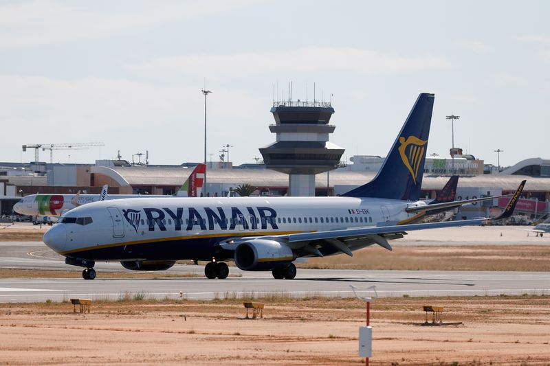 &copy; Reuters. FOTO DE ARCHIVO: Un vuelo de Ryanair procedente de Manchester llega al aeropuerto de Faro, en Faro, Portugal