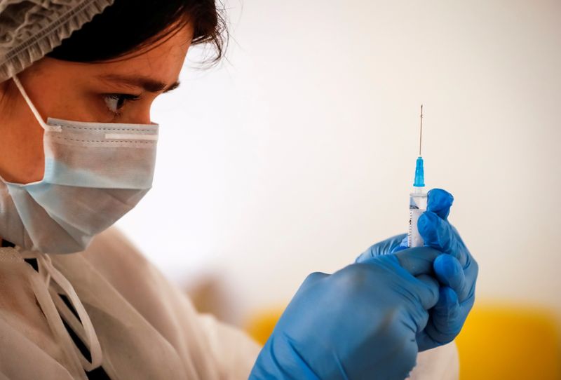 © Reuters. عاملة بالمجال الطبي تقوم بتحضير جرعة من لقاح سبوتنيك في المضاد لفيروس كورونا في أحد مراكز التطعيم في موسكو يوم 17 يونيو حزيران 2021. تصوير: شاميل زوماتوف - رويترز.