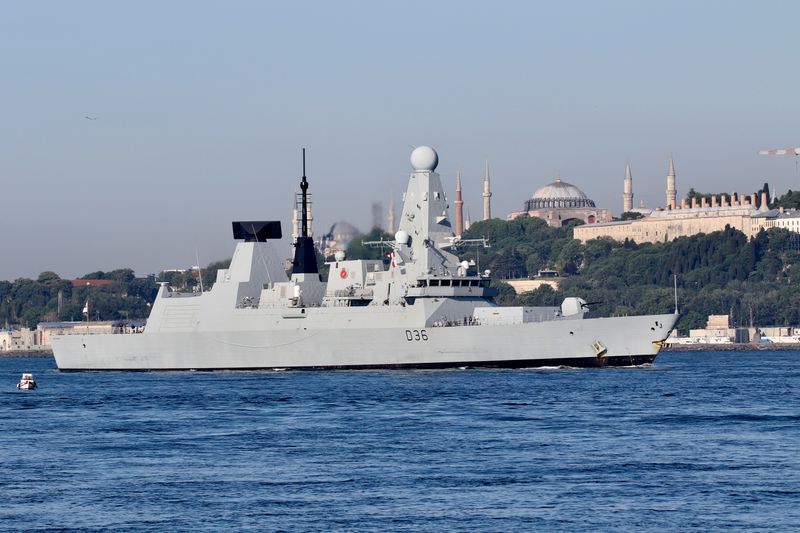 &copy; Reuters. L' HMS Defender della Marina militare britannica durante una visita al porrto di Istanbul. Turchia, 9 giugno 2021 REUTERS/Yoruk Isik/File Photo