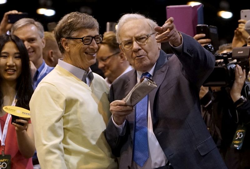 © Reuters. FILE PHOTO: Berkshire Hathaway CEO Warren Buffett (R) shows his friend Microsoft co-founder Bill Gates the finer points of newspaper tossing, prior to the Berkshire annual meeting in Omaha, Nebraska May 2, 2015.  REUTERS/Rick Wilking