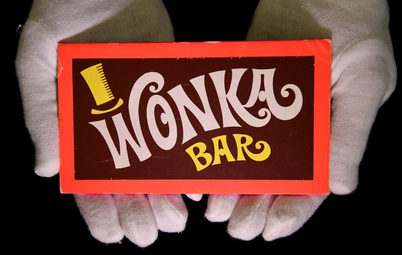 &copy; Reuters. Foto ilustrativa de una barra de chocolate de la película de 1971 "Willy Wonka and the Chocolate Factory" antes de una subasta en Londres. 
 Sep 6, 2018. REUTERS/Toby Melville