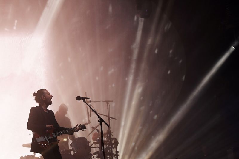 &copy; Reuters. Imagen de archivo de Radiohead presentándose en el Escenario Pyramid en la Granja Worthy en Somerset durante el Festival Glastonbury en Reino Unido. 23 de junio, 2017. REUTERS/Dylan Martinez/Archivo