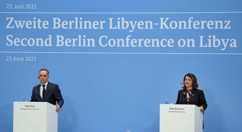 &copy; Reuters. وزير خارجية ألمانيا هايكو ماس ونظيرته الليبية نجلاء المنقوش في برلين يوم الأربعاء. صورة لرويترز من ممثل لوكالات الأنباء  

