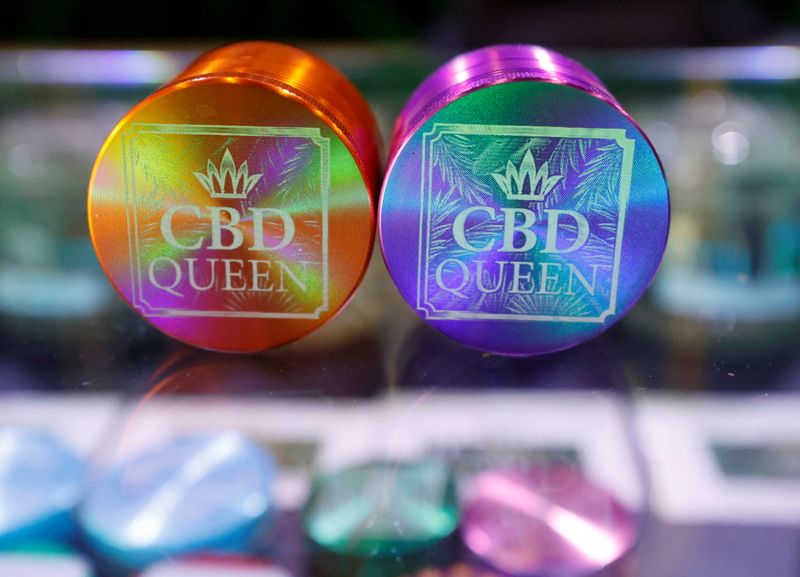 © Reuters. Products containing CBD are seen on display in a shop in Nice, France, June 23, 2021. REUTERS/Eric Gaillard