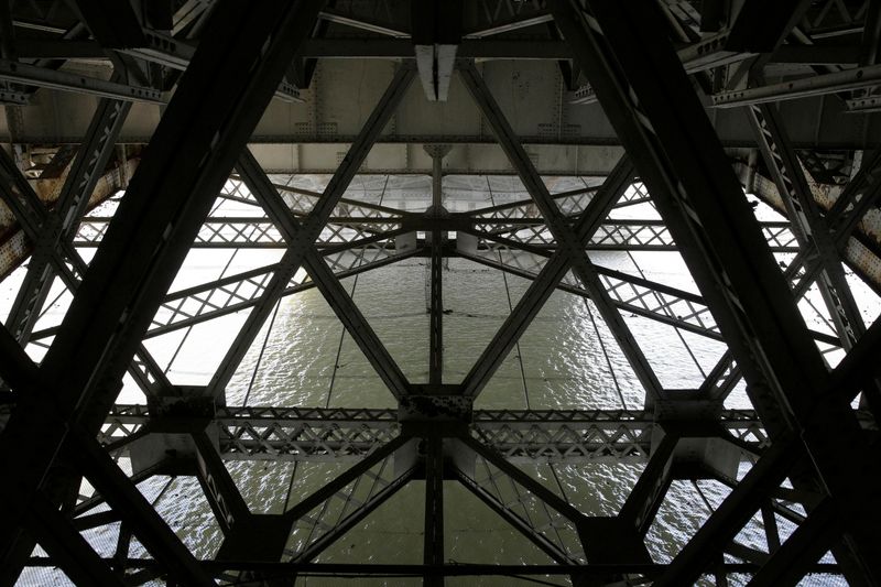 &copy; Reuters. FILE PHOTO: Steel beams on the draw span, which needs replacement, are shown on the Arlington Memorial Bridge in Washington, U.S., June 20, 2016. REUTERS/Joshua Roberts/File Photo