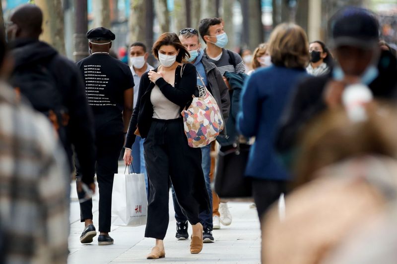 &copy; Reuters. IMAGEN DE ARCHIVO. Personas utilizando mascarillas caminan por la Avenida Campos Elíseos en medio del brote de COVID-19, en Francia, Mayo 27, 2021. REUTERS/Sarah Meyssonnier