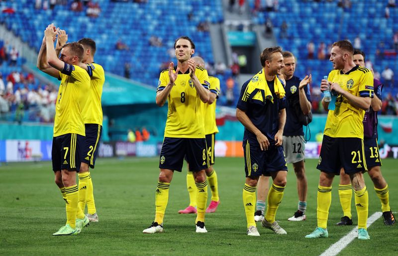 &copy; Reuters. لاعبو السويد يحتفلون بالفوز على بولندا في سان بطرسبرج يوم الأربعاء. تصوير: لارس بارون - رويترز  